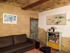 uma sala de estar com um sofá e uma porta aberta em Holiday Home Cascina ConVista by Interhome em Grazzano Badoglio