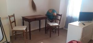 a desk with two chairs and a table with a globe on it at B&B Daniela in Darfo