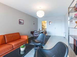 een woonkamer met een bank en stoelen bij Apartment Le Galion-2 by Interhome in Dinard +15 foto's