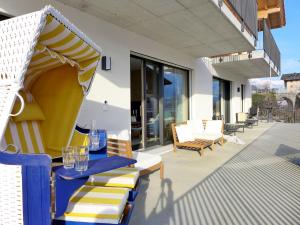 een patio met een blauwe en gele tafel en stoelen bij Holiday Home Hofstatt by Interhome in Ringgenberg