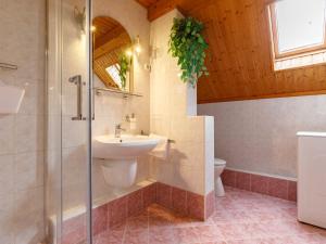 Kúpeľňa v ubytovaní Apartment Domi by Interhome
