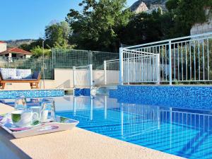 בריכת השחייה שנמצאת ב-Holiday Home R&a by Interhome או באזור