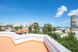 una vista della città dal tetto di un edificio di Puccini Oasis - Sole e amore a Las Palmas de Gran Canaria Altre 9 foto