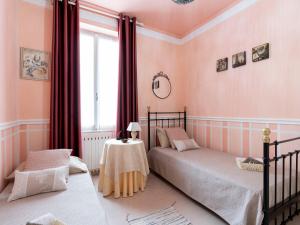 2 aparte bedden in een kamer met een raam bij Holiday Home Margherita by Interhome in Dolceacqua