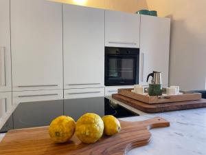 - une cuisine avec un bouquet de fruits sur une planche de découpe dans l'établissement Apartment La casa del Pier by Interhome, à Porto Maurizio