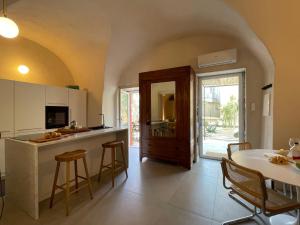 une cuisine avec un comptoir, une table et des chaises dans l'établissement Apartment La casa del Pier by Interhome, à Porto Maurizio