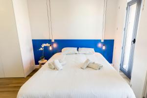 a bedroom with a large white bed with two pillows at Guest H4U - Porto Bonfim Heroismo in Porto