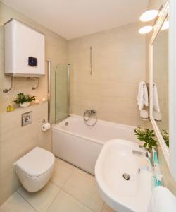 een badkamer met een wastafel, een toilet en een bad bij Greystar Apartment Dubrovnik in Dubrovnik