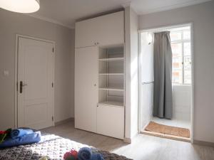 里斯本的住宿－Apartment Olivais by Interhome，卧室配有白色衣柜和窗户。