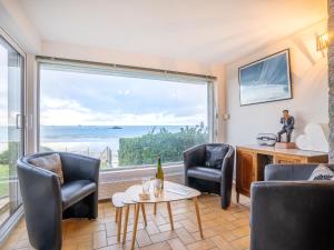 salon z widokiem na ocean w obiekcie Holiday Home La longue vue by Interhome w Saint-Malo