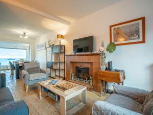 Televízia a/alebo spoločenská miestnosť v ubytovaní Holiday Home La longue vue by Interhome