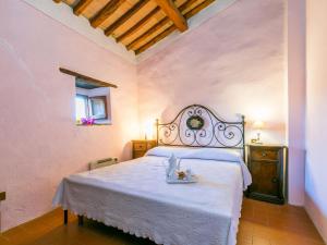 a bedroom with a bed with a white bedspread at Holiday Home Casa Patrizia by Interhome in Monsanto