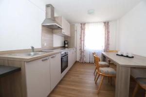 Kuchyň nebo kuchyňský kout v ubytování KAISERS das kleine Stadthotel