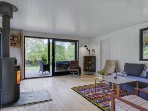 sala de estar con sofá y chimenea en Holiday Home Lasse - 1-5km from the sea in Sealand by Interhome en Græsted