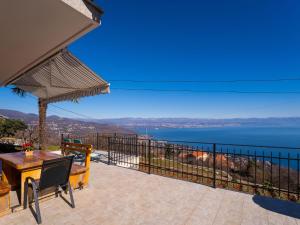 d'une terrasse avec une table et une vue sur l'océan. dans l'établissement Apartment Edita by Interhome, à Lovran