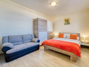 - une chambre avec un lit et un canapé dans l'établissement Apartment Edita by Interhome, à Lovran