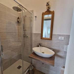 ein Bad mit einem Waschbecken und einer Dusche in der Unterkunft MIGU POINT Pisa in Pisa