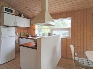 uma cozinha com um frigorífico branco e um fogão em Holiday Home Fasti - 300m from the sea in Sealand by Interhome em Gilleleje