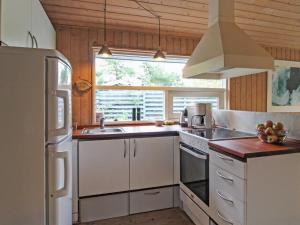 uma cozinha com electrodomésticos brancos e uma janela em Holiday Home Fasti - 300m from the sea in Sealand by Interhome em Gilleleje
