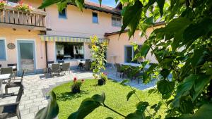 einen Innenhof eines Hauses mit Stühlen und einer Terrasse in der Unterkunft KAISERS das kleine Stadthotel in Sonthofen