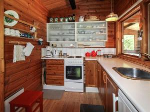 Kuchyň nebo kuchyňský kout v ubytování Holiday Home Lone - 900m from the sea by Interhome + 6 fotografií