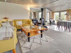 sala de estar con sofá y mesa en Holiday Home Guthbrand - 900m from the sea in Sealand by Interhome, en Gilleleje