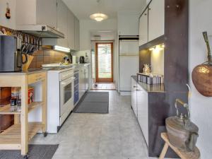 una cocina grande con armarios blancos y una isla de cocina en Holiday Home Guthbrand - 900m from the sea in Sealand by Interhome, en Gilleleje