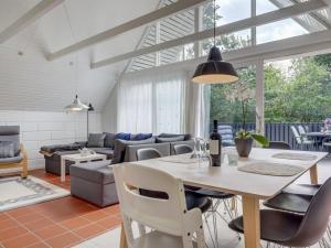 Posezení v ubytování Holiday Home Lillesol - 400m from the sea by Interhome