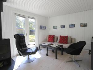 Svetainės erdvė apgyvendinimo įstaigoje Holiday Home Talvikki - 250m from the sea in Bornholm by Interhome