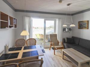 sala de estar con mesa y sofá en Apartment Fränze - 6km from the sea in Bornholm by Interhome, en Åkirkeby