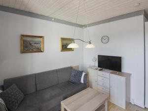 sala de estar con sofá y TV en Apartment Fränze - 6km from the sea in Bornholm by Interhome, en Åkirkeby