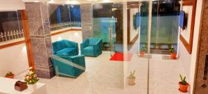 Keerthis Royal Suites - Near International Airport Terminal 1 and 2的休息区