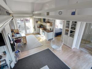 um quarto com uma cozinha e uma sala de estar em Apartment Gisella - 6km from the sea in Bornholm by Interhome em Åkirkeby