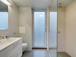 een badkamer met een toilet en een glazen douche bij Holiday Home Vanta - 10m from the sea in Sealand by Interhome in Gilleleje