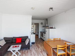 Åkirkeby的住宿－Apartment Valio - 6km from the sea in Bornholm by Interhome，客厅配有沙发和桌子