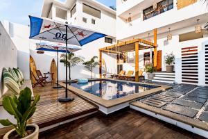 een villa met een zwembad in een huis bij Punta Kai Hotel Hostal in Puerto Escondido