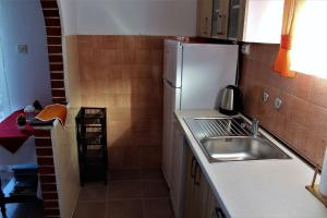 uma pequena cozinha com um lavatório e um frigorífico em Apartment Marko em Tivat
