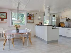 Kuchyň nebo kuchyňský kout v ubytování Holiday Home Gottfrieda - 300m from the sea by Interhome + 17 fotografií