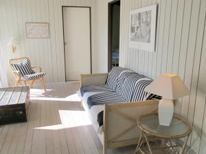 ein Wohnzimmer mit einem Sofa und einem Tisch in der Unterkunft Holiday Home Claudette - 1km from the sea in Sealand by Interhome in Hornbæk