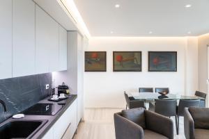 a kitchen and dining room with a table and chairs at GENTILE 46 LUXURY ACCOMODATION in Bari
