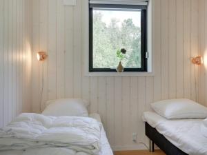 Postel nebo postele na pokoji v ubytování Holiday Home Anarosa - 200m from the sea by Interhome