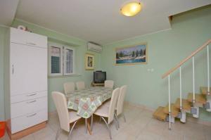 ein Esszimmer mit einem Tisch und Stühlen in der Unterkunft House Marija in Lastovo