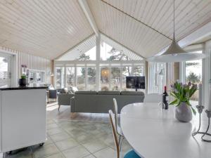 una sala da pranzo e un soggiorno con tavolo bianco di Holiday Home Ansgar - 150m from the sea by Interhome a Vester Sømarken Altre 16 foto