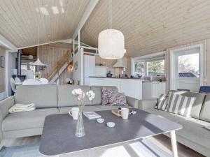 un soggiorno con un divano e un tavolo di Holiday Home Ansgar - 150m from the sea by Interhome a Vester Sømarken