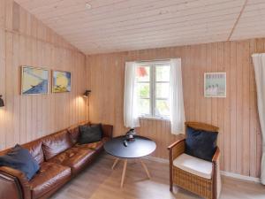 Posezení v ubytování Holiday Home Patti - 150m from the sea by Interhome