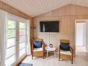 TV a/nebo společenská místnost v ubytování Holiday Home Patti - 150m from the sea by Interhome