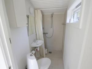 Koupelna v ubytování Holiday Home Evert - 250m from the sea by Interhome