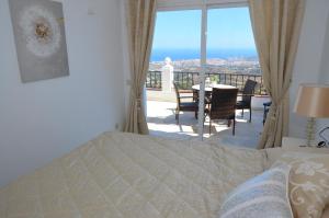 Postel nebo postele na pokoji v ubytování Mirador De Mijas Penthouse Apt Blq 2