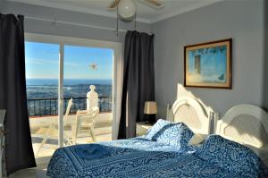 A bed or beds in a room at Stunning Views Mirador de Mijas Apt