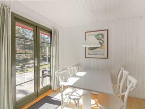 Posezení v ubytování Holiday Home Jale - 50m from the sea by Interhome